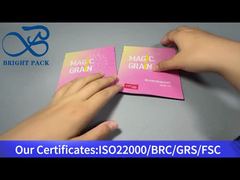 ピンク色の小さなスタンドアップバッグで タンパク質粉末