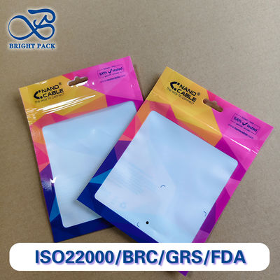 小型電子機器アクセサリー包装用の、視認性の高い窓付き、費用対効果の高い三方シール袋。